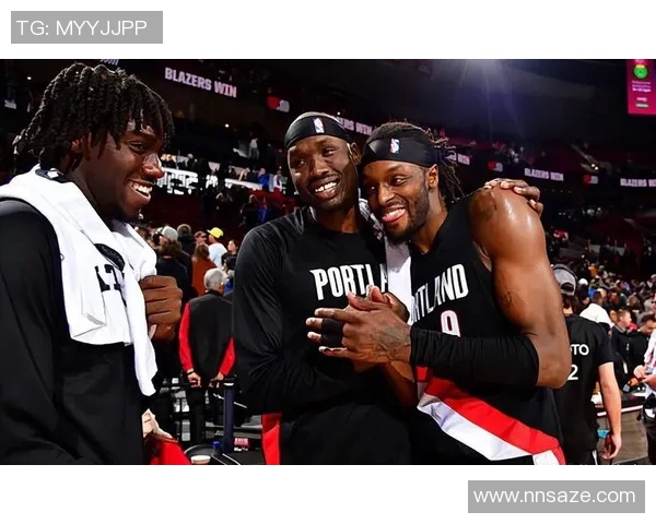 开拓者与雷霆激战正酣双方球员表现精彩纷呈引发球迷热议