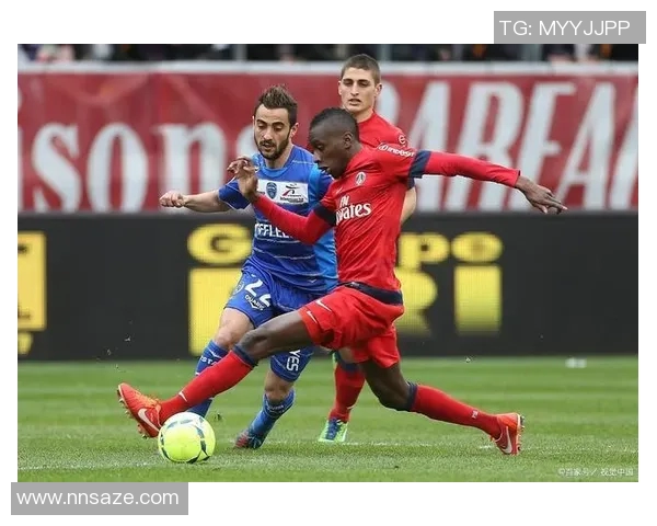 沙托鲁与绍莱的激烈对决揭示法乙联赛的精彩与悬念 沙托鲁与绍莱的激烈对决揭示法乙联赛的精彩与悬念