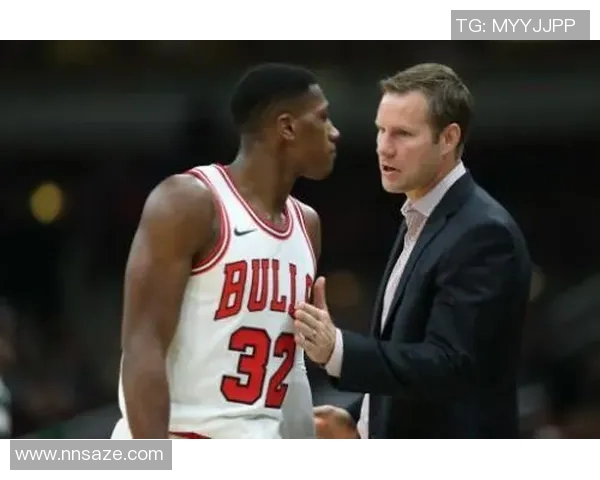 霍伊博格与锡伯杜的教练对决分析及战术博弈探讨